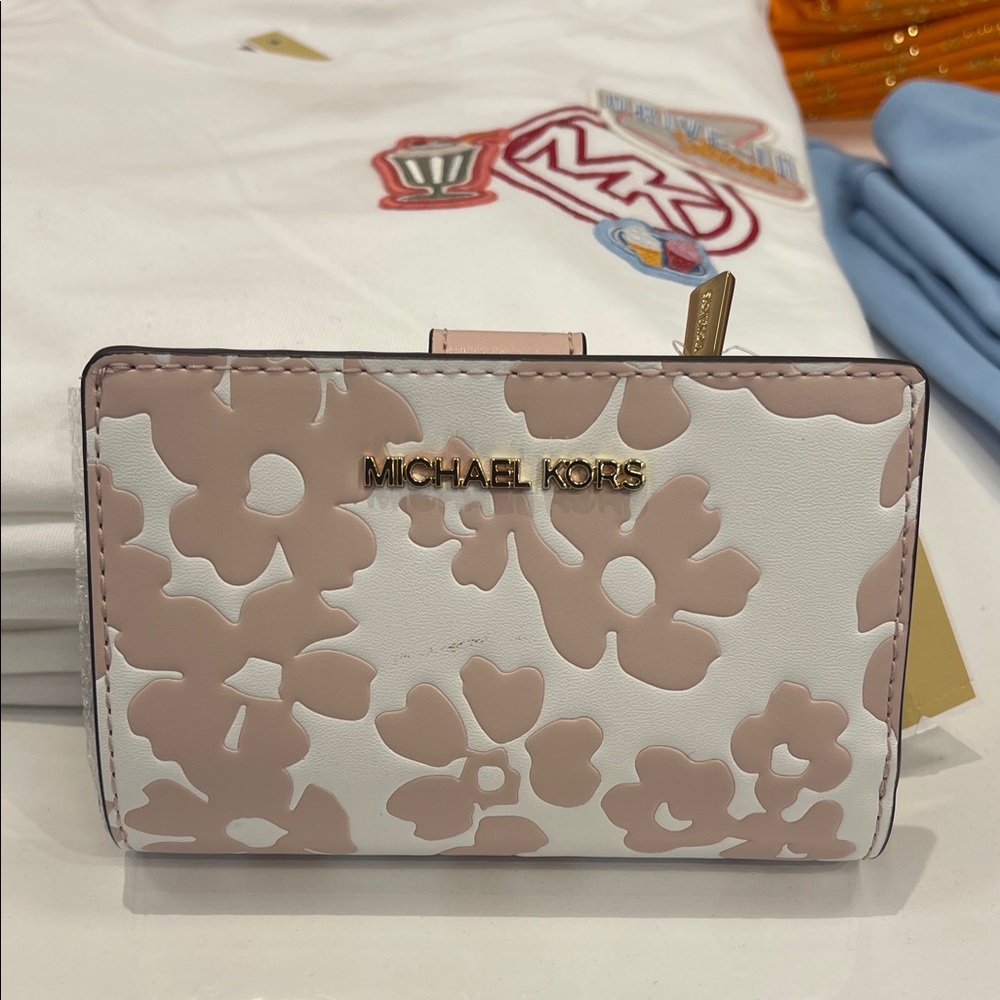 Michael Kors Jet Set Medium Floral Print Bi-Fold Wallet 
POWDER BLUSH
NWT
